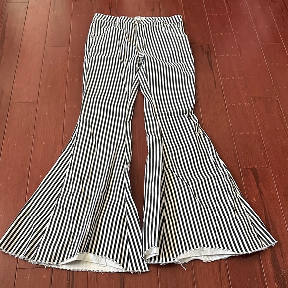 Blank Paige Black & White Striped Ultra Flare Jeans Size Large - Picture 9 of 17